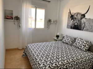 Casaroos-slaapkamer1-4persoons-appartement-rojales-costablanca-vakantie-verhuur