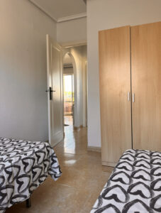 Casaroos-slaapkamer2-4persoons-appartement-rojales-costablanca-vakantie-verhuur