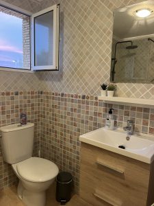 badkamer-inloopdouche-rojales-casaroos-toilet