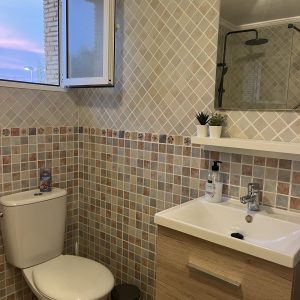 badkamer-inloopdouche-rojales-casaroos-toilet